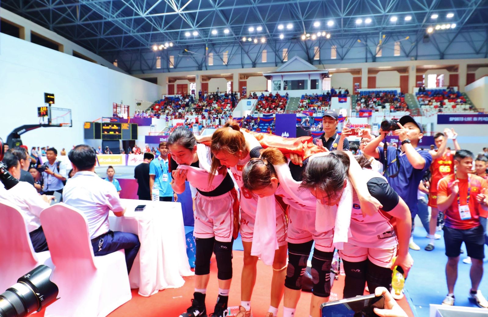 Xúc động phút giây tuyển bóng rổ nữ Việt Nam giành Huy chương Vàng lịch sử 